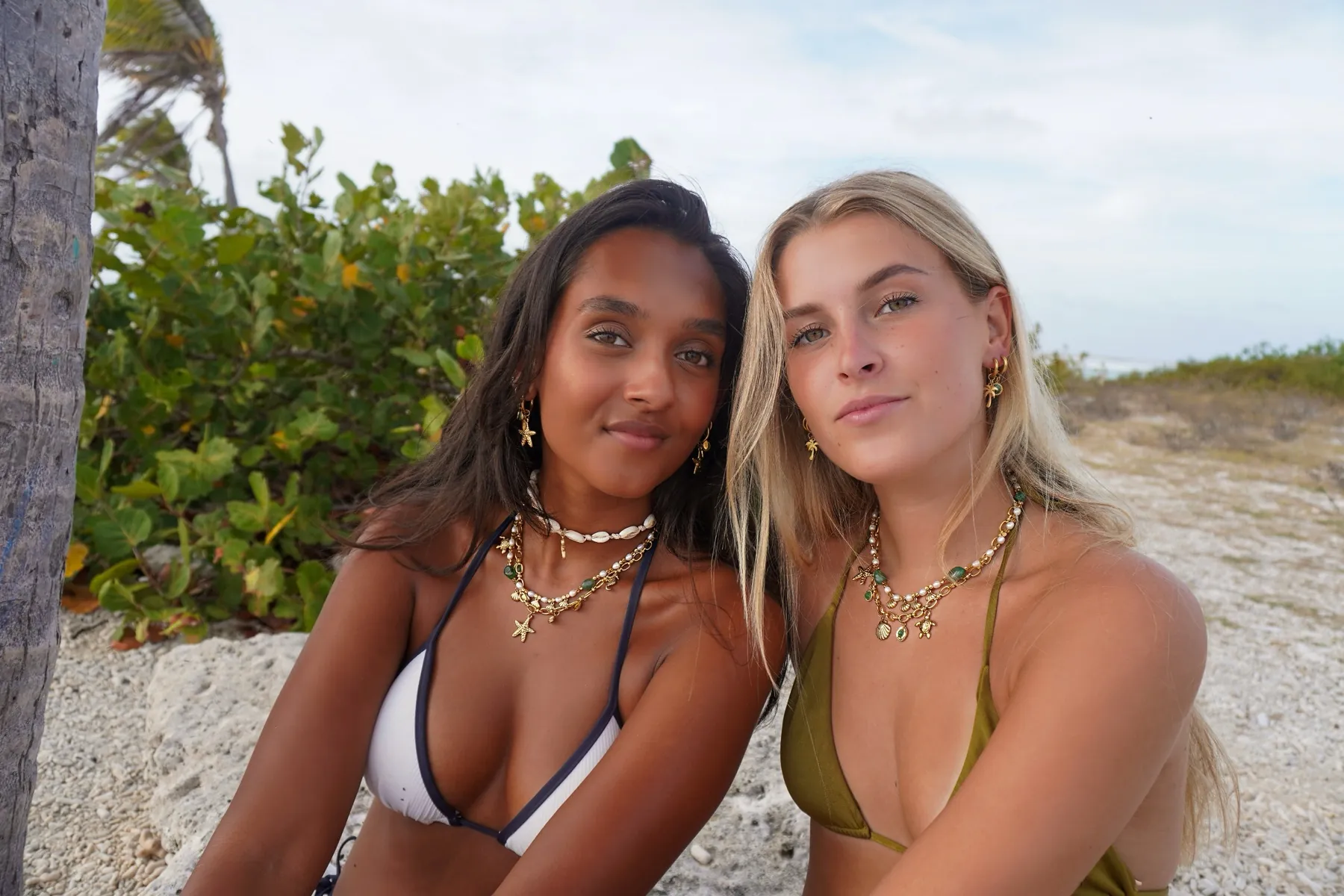 Twee modellen met Brisa Dorada sieraden op Bonaire