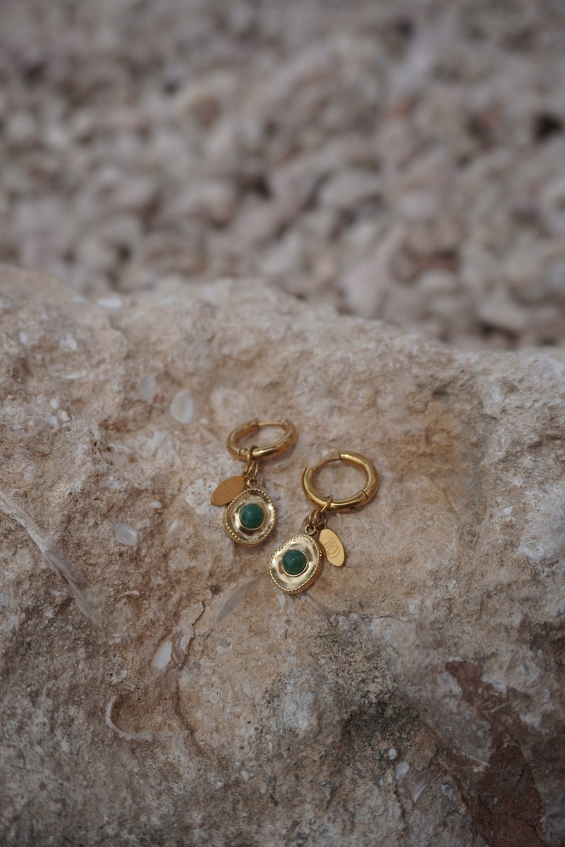 Dalia Oorbellen, Hoops met rond groen steentje, Stainless steel · groene steen