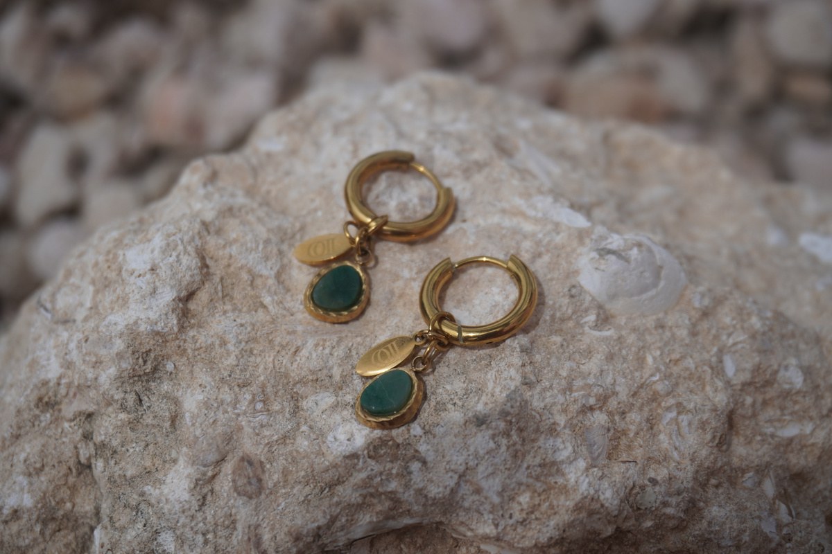 Dora Oorbellen, Hoops met groene steen, Stainless steel · groene steen