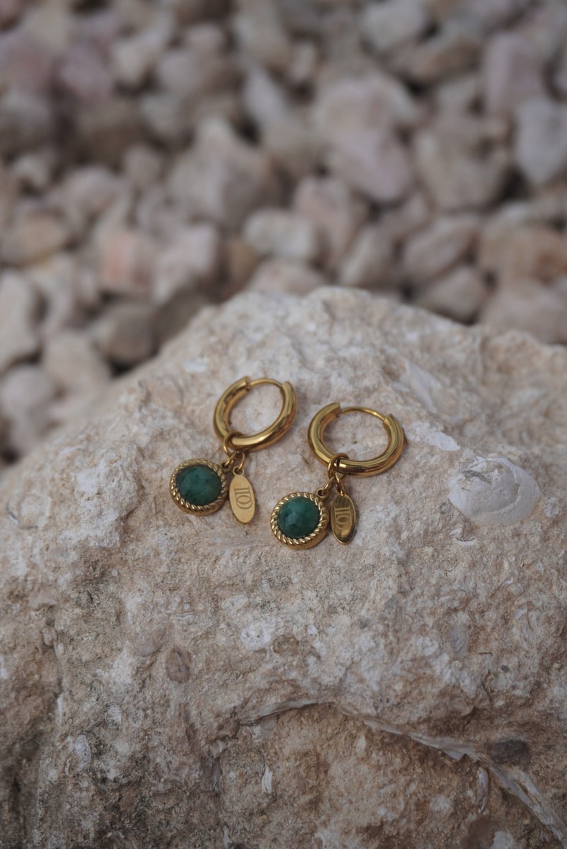 Fina Oorbellen, Hoops met groene druppelsteen, Stainless steel · groene steen