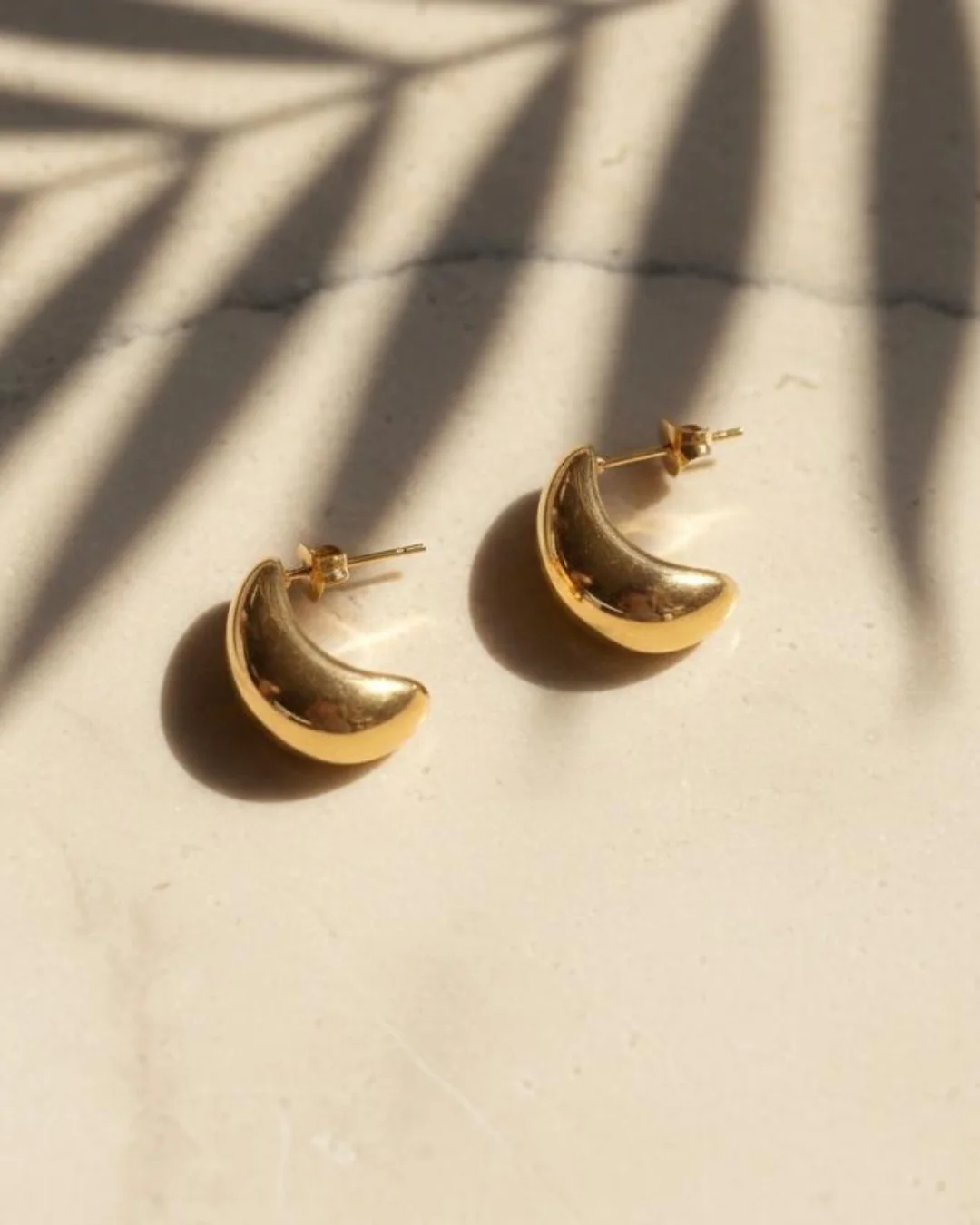 Isla Studs, Gebogen studs