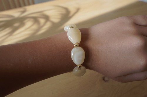 Viva Armband – Butter Yellow, Kralenarmband in botergeel, Goudkleurige kralen · geen stainless steel