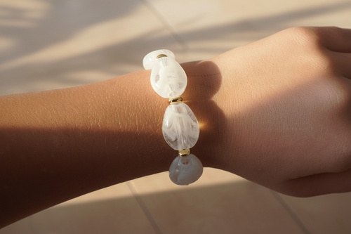 Viva Armband – White, Kralenarmband in wit, Goudkleurige kralen · geen stainless steel